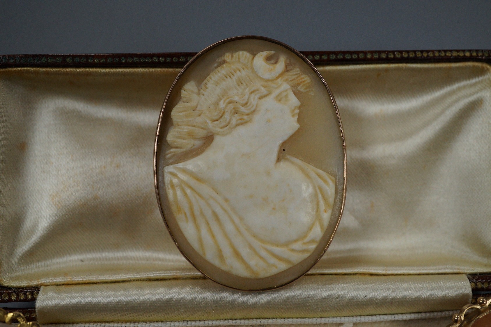 Two modern 9ct gold mounted oval cameo shell brooches, largest 30mm, a 9ct and oval cameo shell set bar brooch and one other yellow metal mounted cameo brooch(lacking pin).